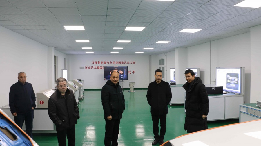 省供銷(xiāo)社黨組成員、理事會(huì)副主任戴建昌帶隊(duì)到陜西省第二商貿(mào)學(xué)校檢查指導(dǎo)工作